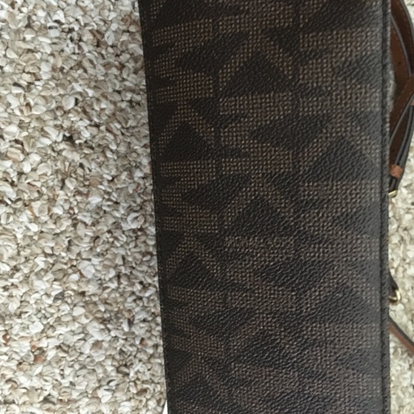 Michael Kors-Cindy Logo Crossbody NEW - Picture 2 of 5